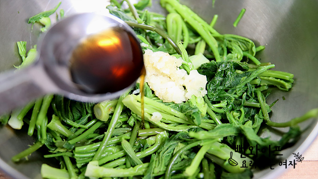 Toss with seasonings — step photo 1