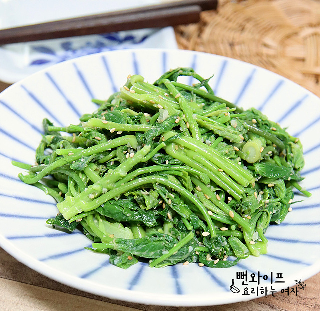 Eomnamusun Muchim (Prickly Castor Oil Shoots) — finished dish