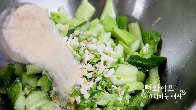 Toss with seasonings — step photo 1