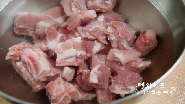 Soak and parboil the pork ribs — step photo 1
