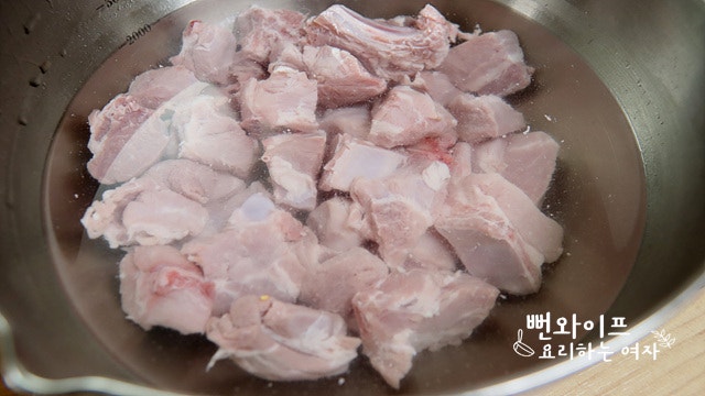 Soak and parboil the pork ribs — step photo 2