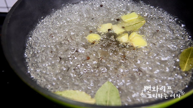 Soak and parboil the pork ribs — step photo 1