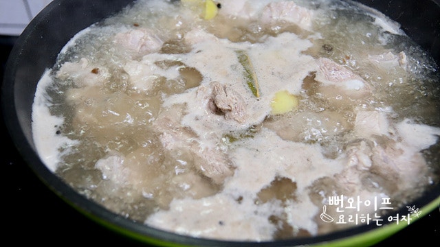 Soak and parboil the pork ribs — step photo 2