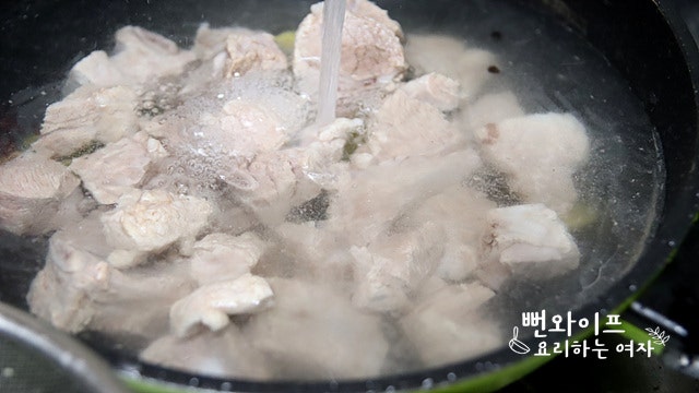Soak and parboil the pork ribs — step photo 1