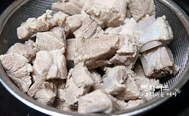 Soak and parboil the pork ribs — step photo 2