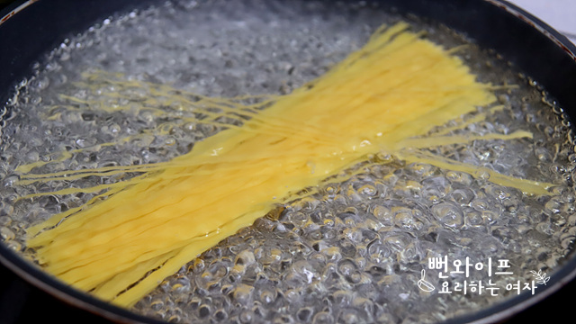 Boil the pasta noodles — step photo 1