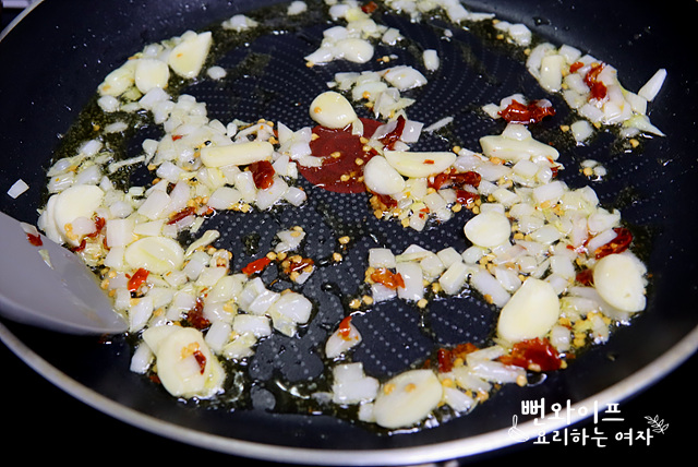 Stir-fry the ingredients — step photo