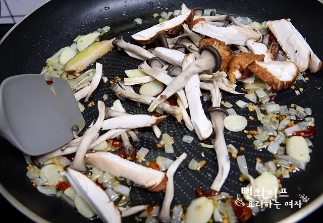 Stir-fry the ingredients — step photo 1