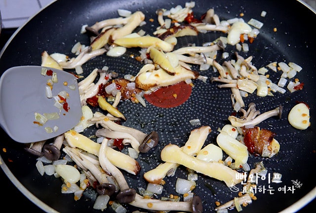 Stir-fry the ingredients — step photo 2