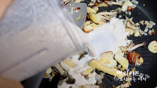 Stir-fry the ingredients — step photo 1