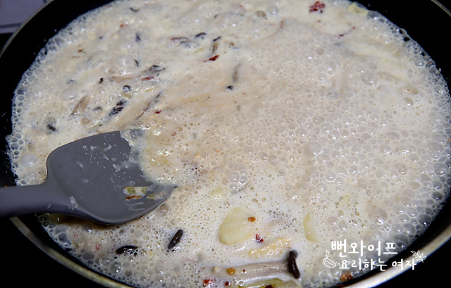 Stir-fry the ingredients — step photo 2