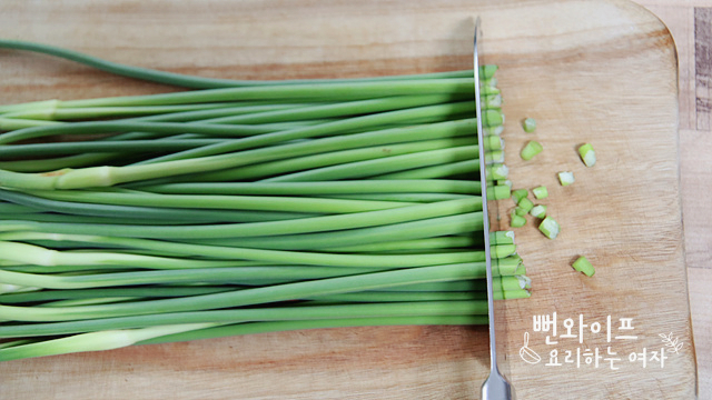 Cut the garlic scapes — step photo