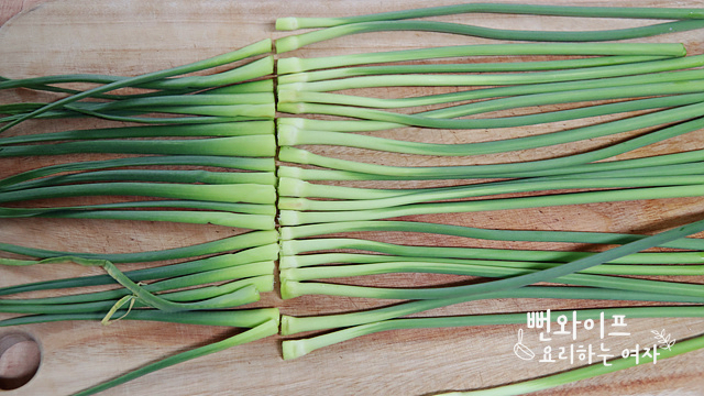 Cut the garlic scapes — step photo 1