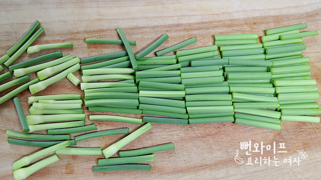 Cut the garlic scapes — step photo 2