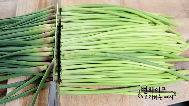 Trim the garlic scapes — step photo 2
