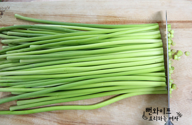 Trim the garlic scapes — step photo 1