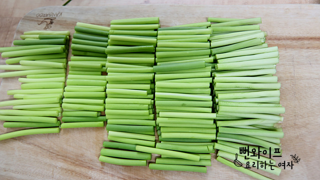 Trim the garlic scapes — step photo 2