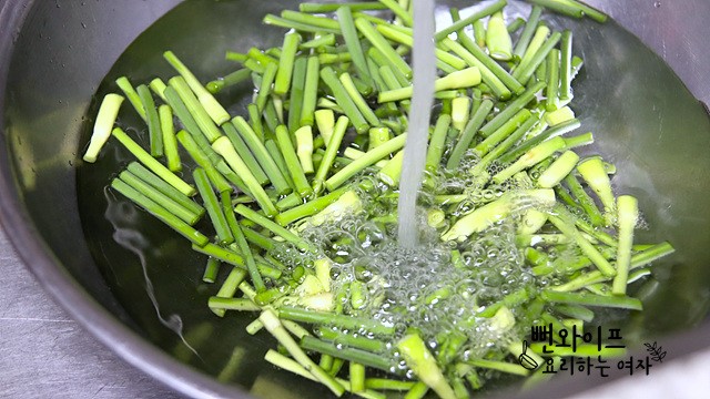 Trim the garlic scapes — step photo