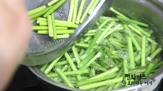 Blanch the garlic scapes — step photo 1
