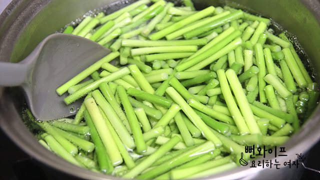 Blanch the garlic scapes — step photo 2