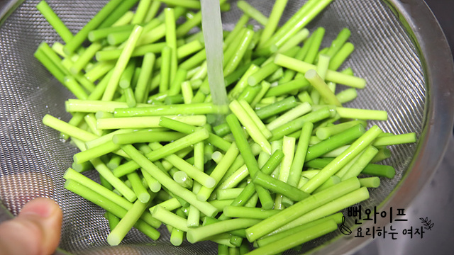 Blanch the garlic scapes — step photo 1