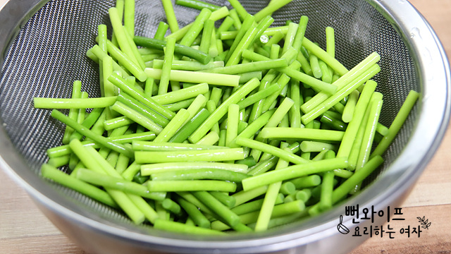 Blanch the garlic scapes — step photo 2