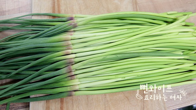 Trim the garlic scapes — step photo 1