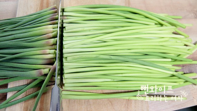 Trim the garlic scapes — step photo 2