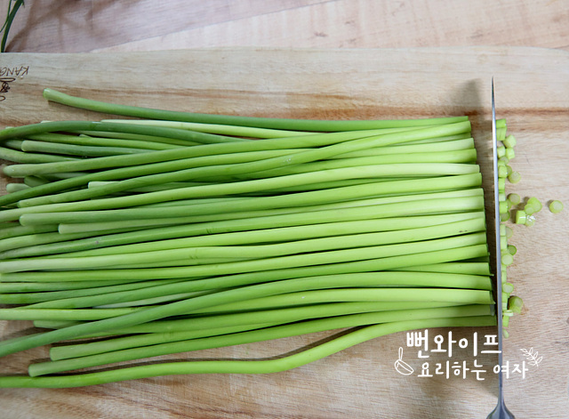 Trim the garlic scapes — step photo 1