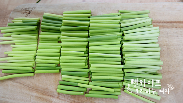 Trim the garlic scapes — step photo 2
