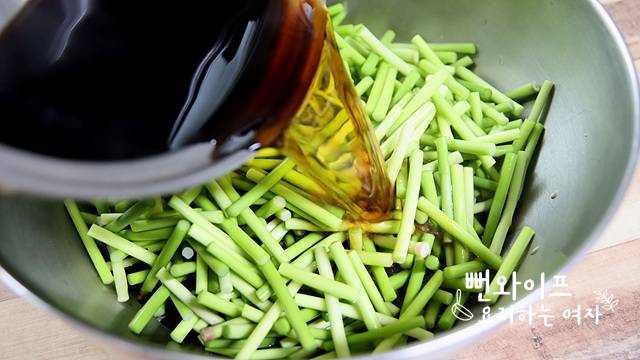 Pour the soy sauce brine — step photo