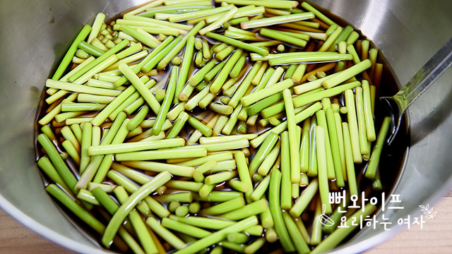 Pour the soy sauce brine — step photo 1