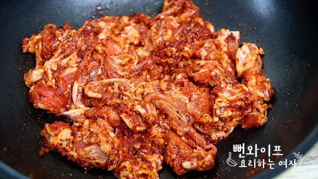Season the jeyuk bokkeum — step photo 2