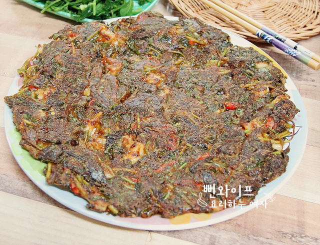 Fragrant and Crisp Gajuk-Namul Jangtteok (Fermented Paste Pancake) — finished dish