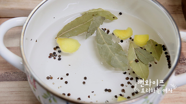 Parboil the ribs — step photo 1