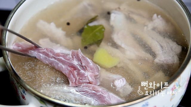 Parboil the ribs — step photo 1
