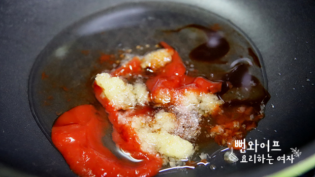 Sauce the ribs — step photo 1