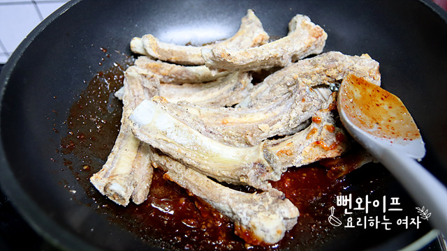 Sauce the ribs — step photo 1