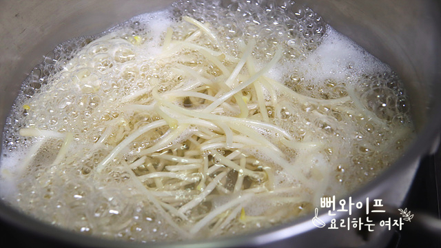 Blanch the soybean sprouts — step photo 1