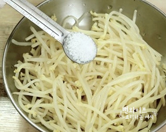 Blanch the soybean sprouts — step photo 2