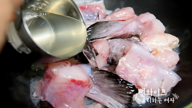Cook the monkfish in seasoning — step photo 1
