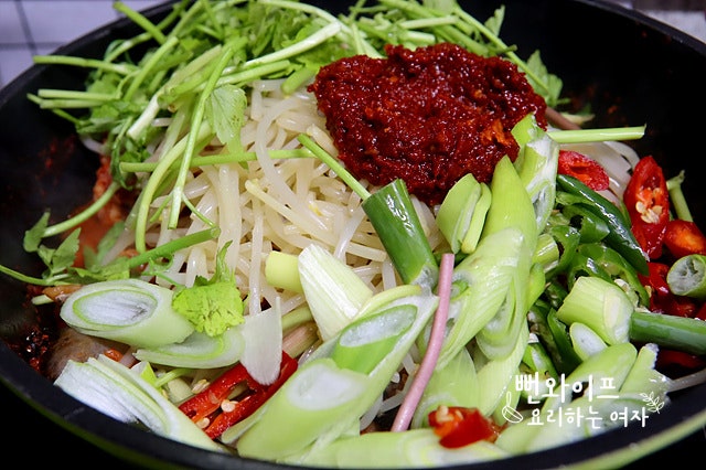 Add vegetables and stir-fry — step photo 1