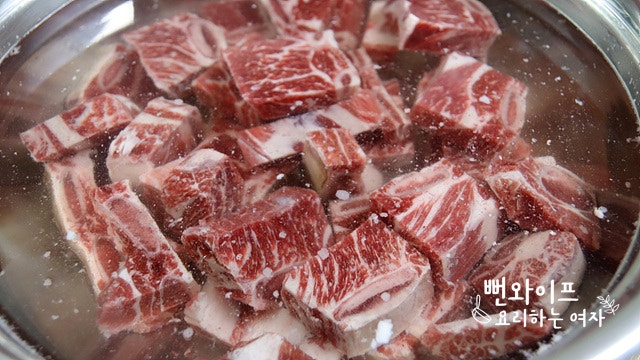 Soak the beef short ribs to draw out blood — step photo 1