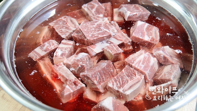Soak the beef short ribs to draw out blood — step photo 2