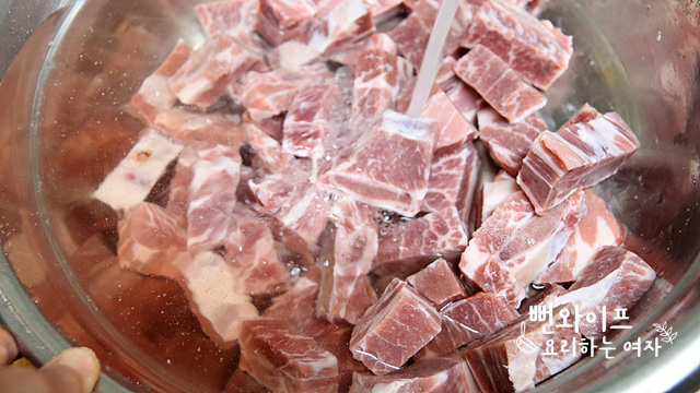 Soak the beef short ribs to draw out blood — step photo 1