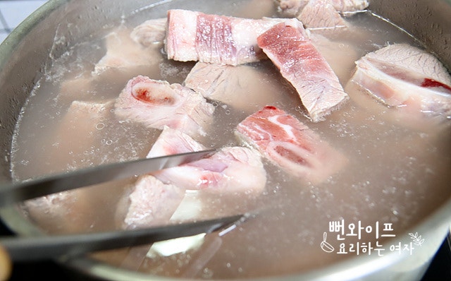 Parboil the beef short ribs — step photo 2
