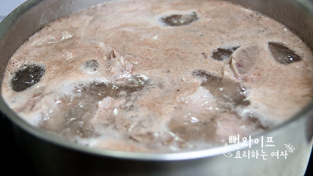 Parboil the beef short ribs — step photo 1
