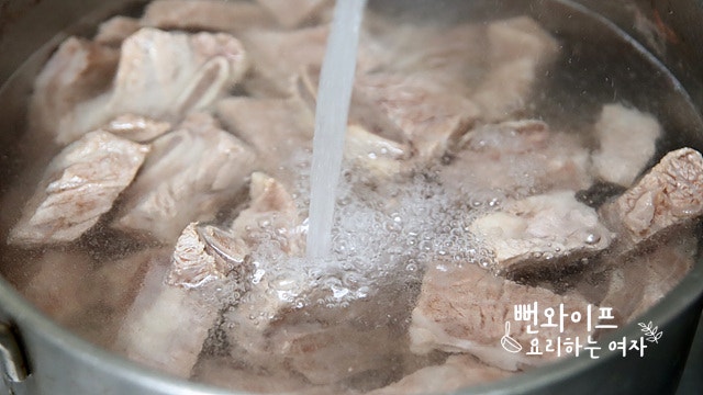 Parboil the beef short ribs — step photo 2
