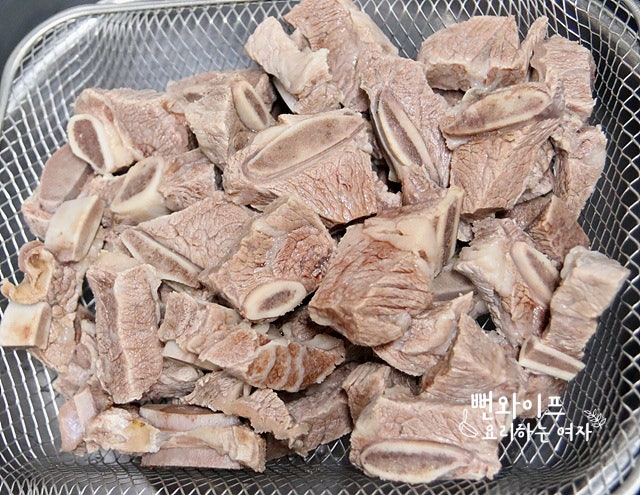 Parboil the beef short ribs — step photo 2