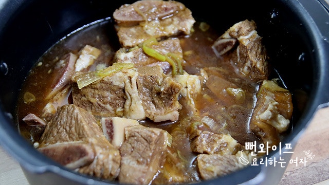Simmer the galbijjim — step photo 1